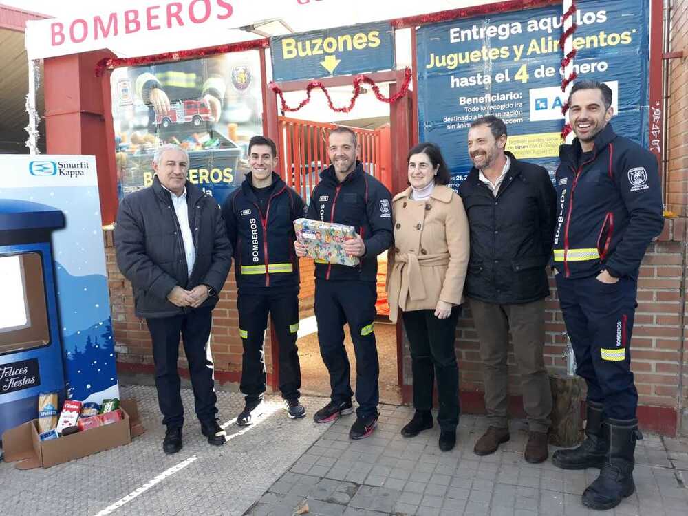 Los bomberos de Guadalajara recogen juguetes y alimentos para familias necesitadas 