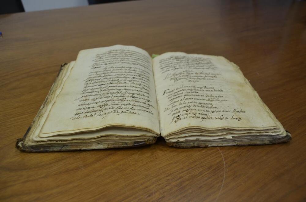 Yunquera adquiere un libro manuscrito de la historia municipal