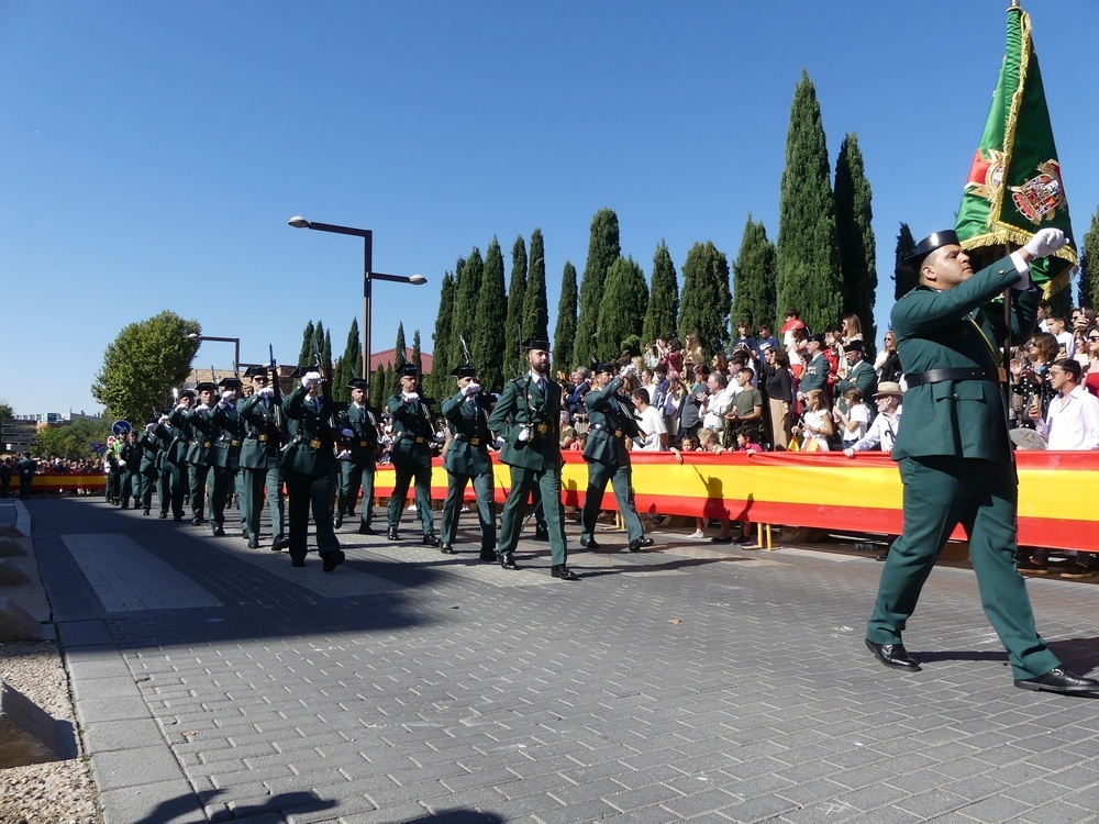 Imagen del desfile de la Guardia Civil en la Plaza de España de Guadalajara con motivo de la festividad del Día del Pilar.