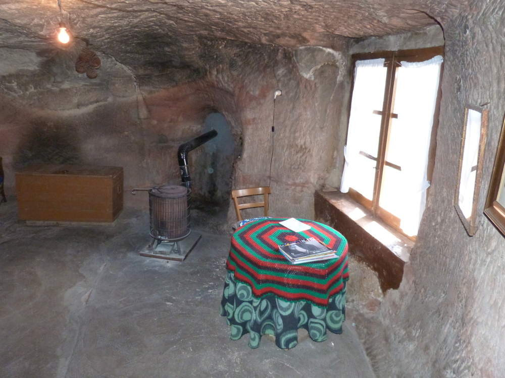 Imágenes del exterior e interior de la casa de piedra de Alcolea del Pinar.