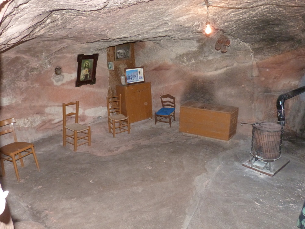 Imágenes del exterior e interior de la casa de piedra de Alcolea del Pinar.