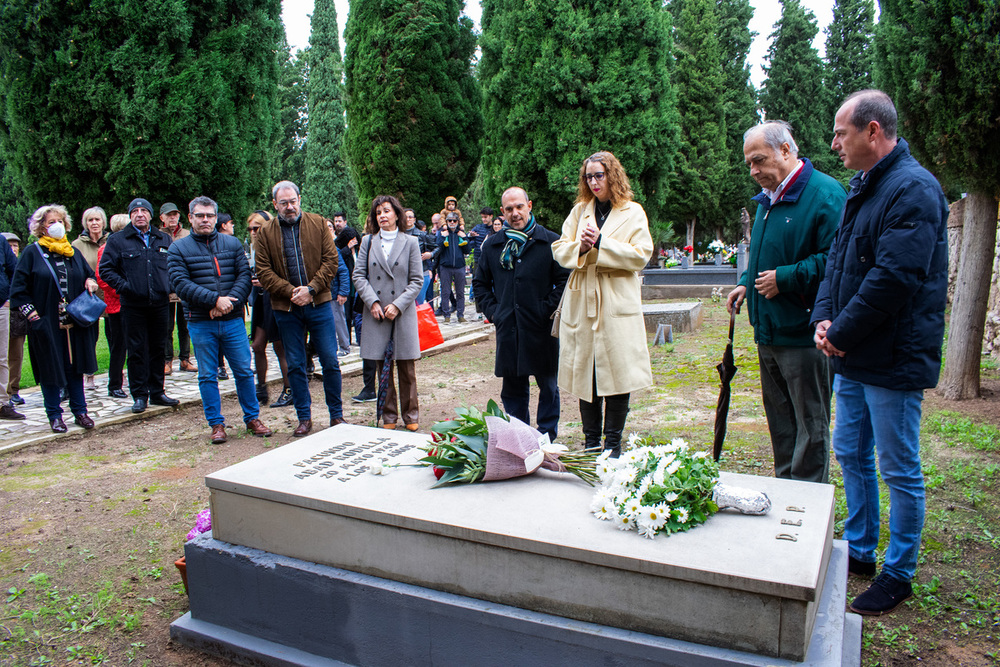 Imágenes de la visita realizada por miembros del PSOE de Guadalajara al cementerio de la capital.