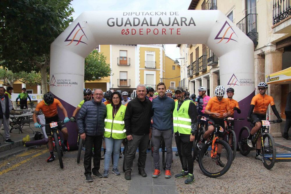 Imágenes de la carrera, a la que asistieron el presidente de la Diputación y alcalde de Mondéjar, José Luis Vega, y el diputado provincial de Deportes, Marco Campos.