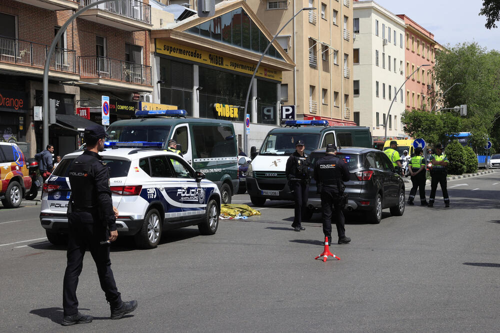 Agentes de la Policía Nacional y de la Guardia Civil, en el paseo de la Extremadura en Madrid, donde este jueves han muerto dos personas atropelladas en dos puntos distintos de la calle.