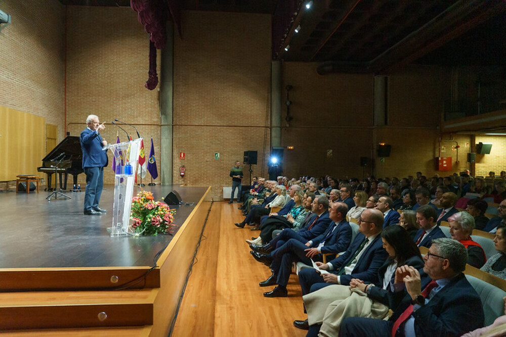 Imágenes del acto institucional del Día de la Constitución celebrado en el salón de actos del Centro San José bajo la organización de la Diputación Provincial.
