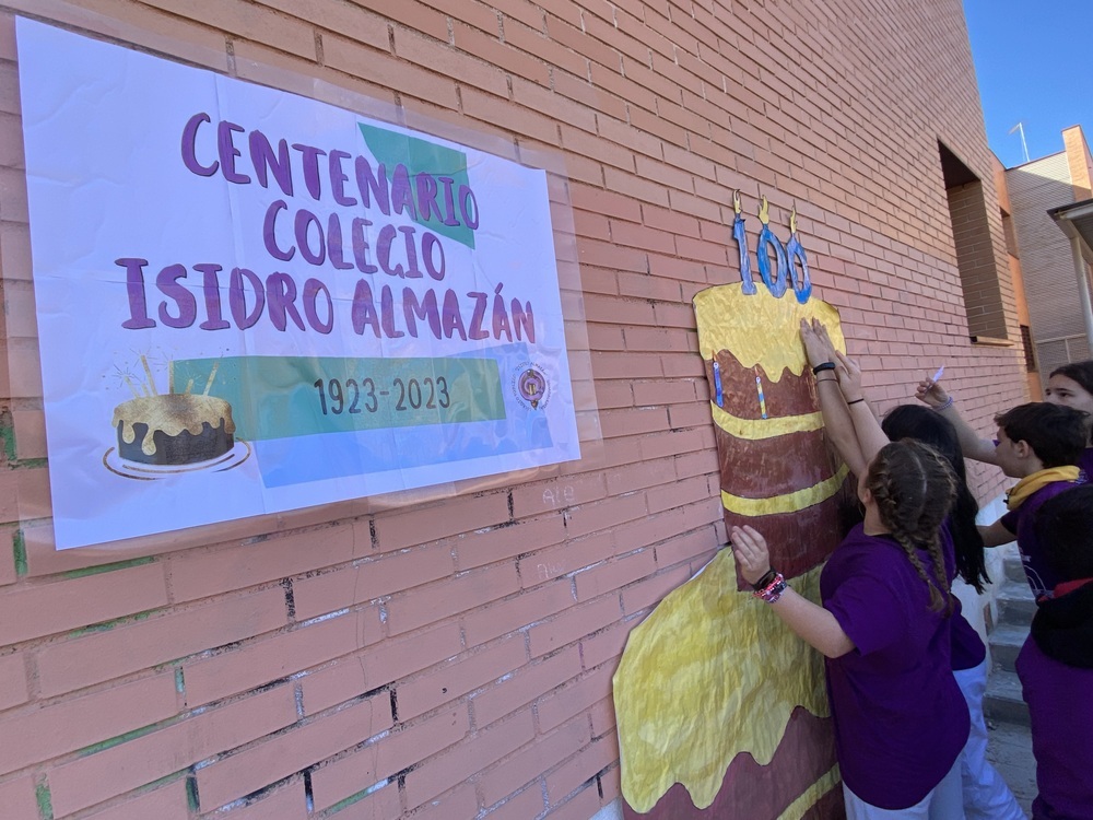 Imágenes de las distintas actividades que han tenido lugar en el CEIP Isidro Almazán para celebrar el centenario del centro.