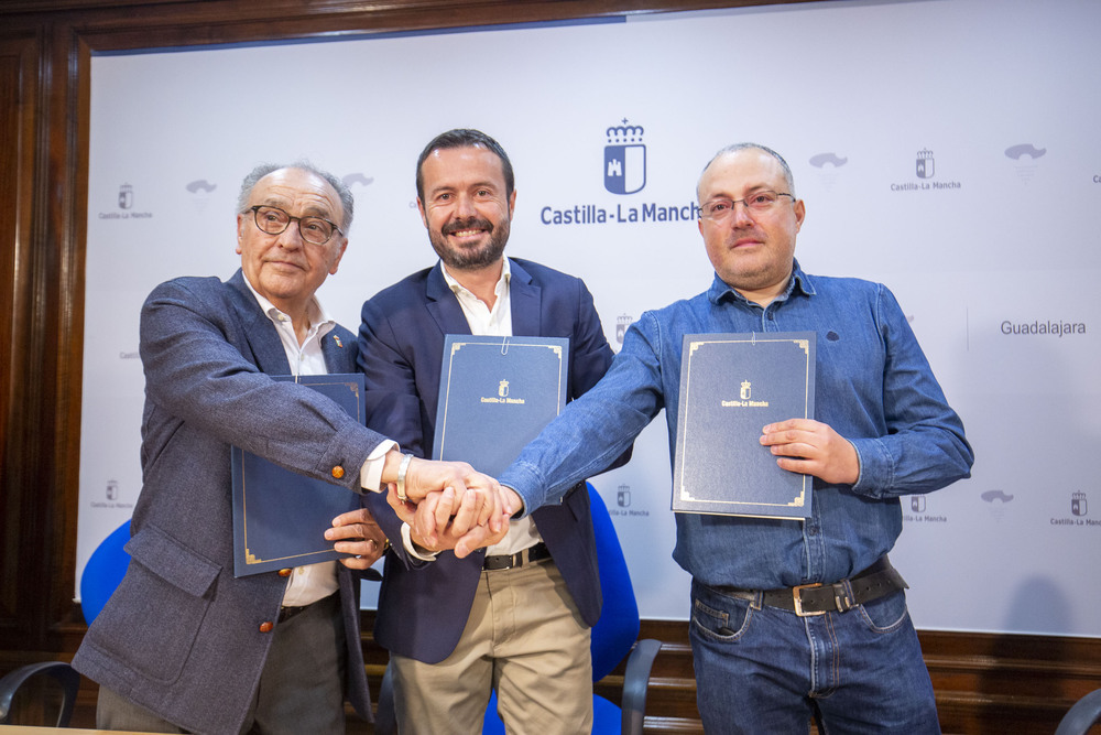 José Luis Escudero firmó un protocolo con los alcaldes de Riba de Saelices, Ricardo Villar, y Caspueñas, José Antonio Alonso.