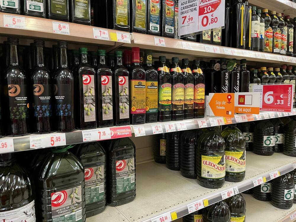 En las últimas semanas, muchos consumidores han hecho acopio de botellas y garrafas de aceite de oliva ante el temor de que los precios de estos productos continúen subiendo y de que haya escasez.
