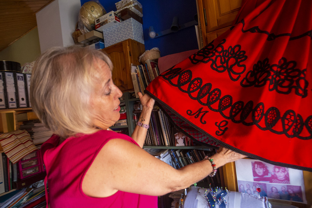 La artesana guadalajareña de encaje de bolillos, Marisol Ródenas, con varias de sus creaciones.