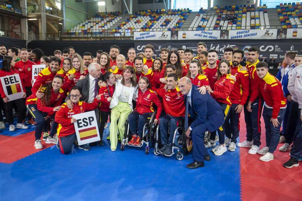 Imágenes del homenaje que recibió la medallista española Sandra Sánchez en la ceremonia inaugural de este campeonato.