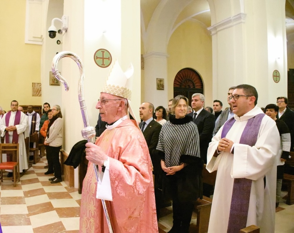 Varios momentos  del acto de despedida y homenaje a Atilano Rodríguez en la concatedral de Santa María.