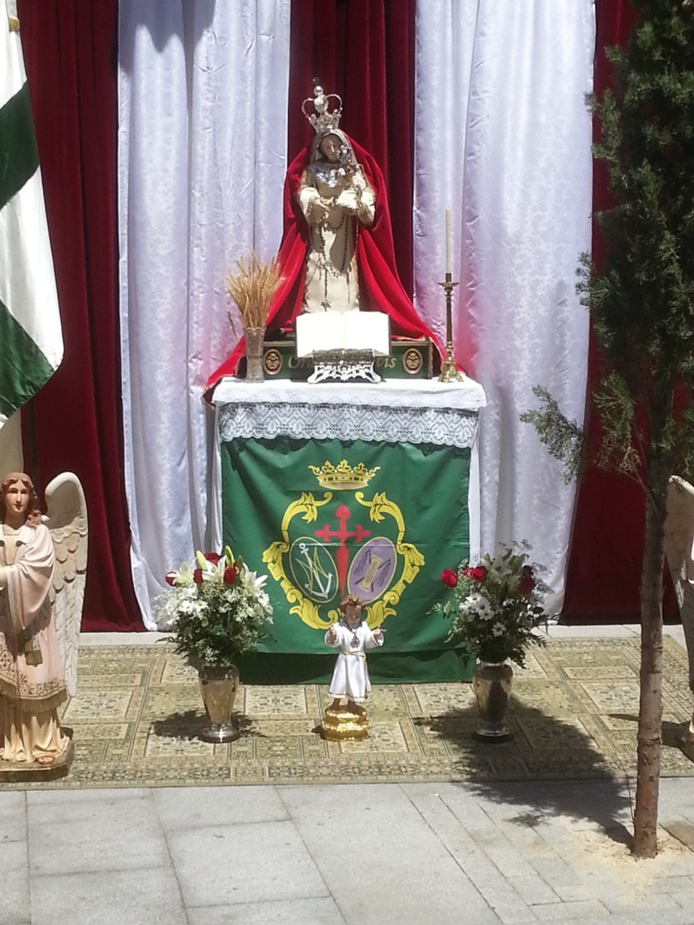 Hasta ahora, la Hermandad de Nuestro Padre Jesús de la Salud y María Esperanza Macarena tan solo colocaban un altar y quieren estrenarse por primera vez con una alfombra propia.