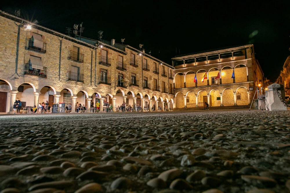 Iluminación de la Plaza Mayor de Sigüenza, obra de la Fundación Iberdrola