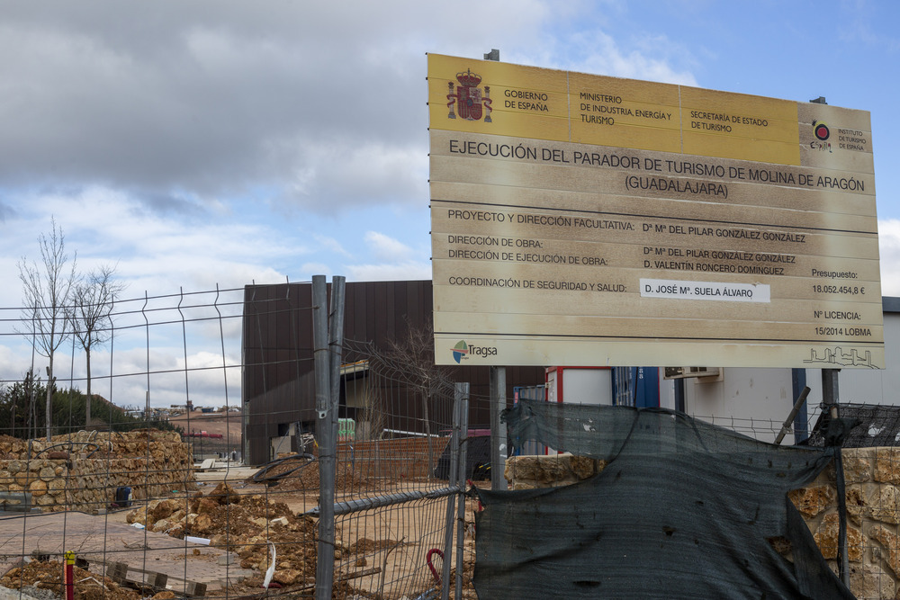 Imágenes del estado actual del exterior del edificio que acogerá el nuevo Parador Nacional de Molina de Aragón.