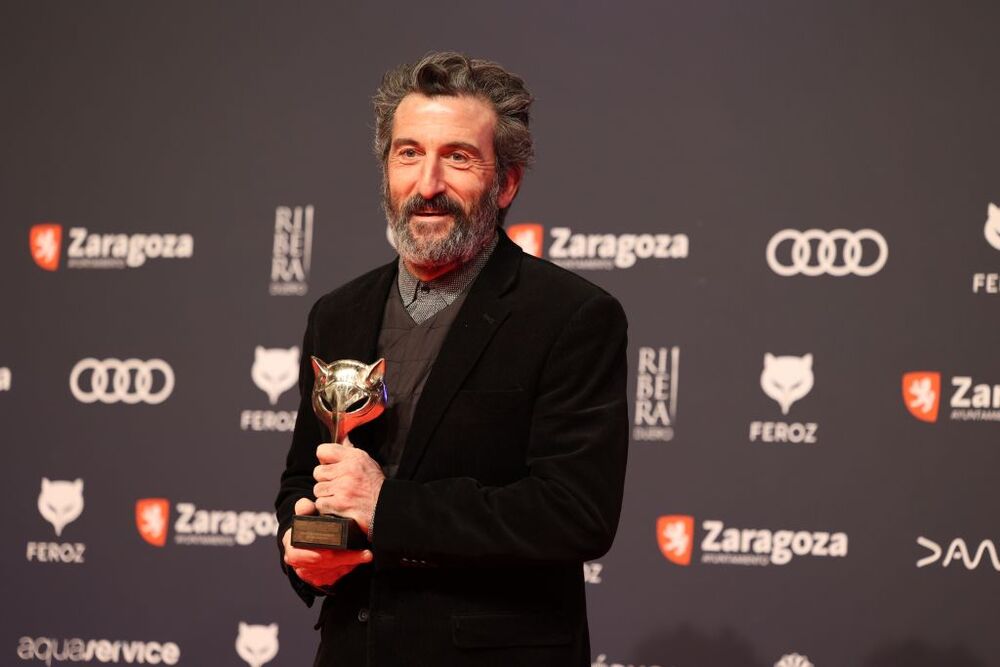 El actor Luis Zahera posa en el photocall tras recibir el premio 'Mejor actor de reparto de una película' por ‘As bestas’   / FABIÁN SIMÓN
