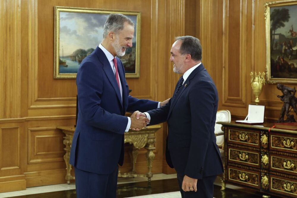 Felipe VI ha recibido primero en su despacho del Palacio de la Zarzuela al presidente de Unión del Pueblo Navarro (UPN), Javier Esparza
