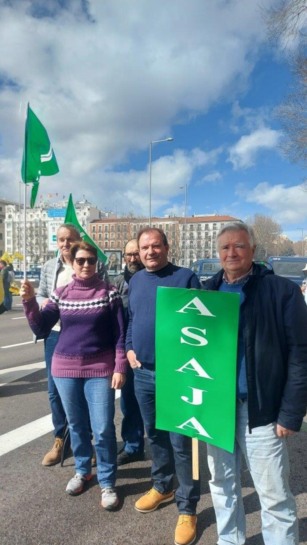 Apicultores de la provincia en la concentración de ayer en Madrid.