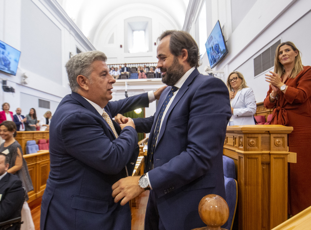 El presidente regional del PP, Paco Núñez, felicita a Miguel Ángel de la Rosa, senador autonómico propuesto por el partido.