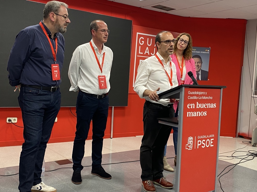 El secretario provincial del PSOE, Pablo Bellido, abrazó a Alberto Rojo, candidato socialista en la capital, en su comparecencia ante los medios. 