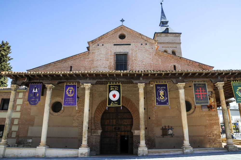 Durante la Semana Santa, los pórticos de la concatedral lucen los siete escudos de las cofradías y hermandades de la ciudad.