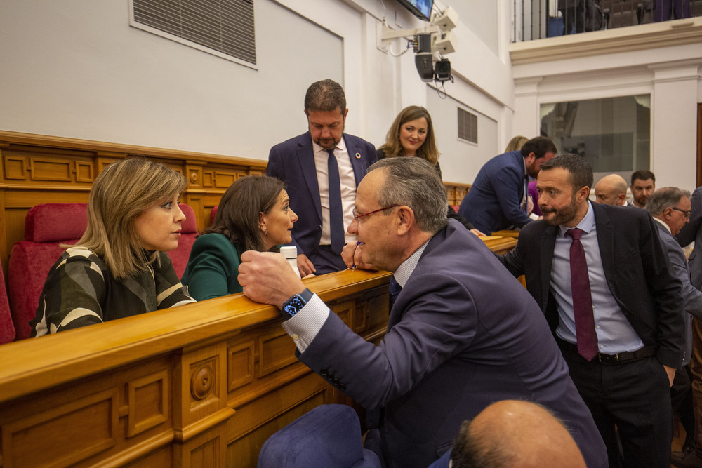 El consejero de Hacienda departe con la portavoz del PSOE, Ana Isabel Abengózar. 