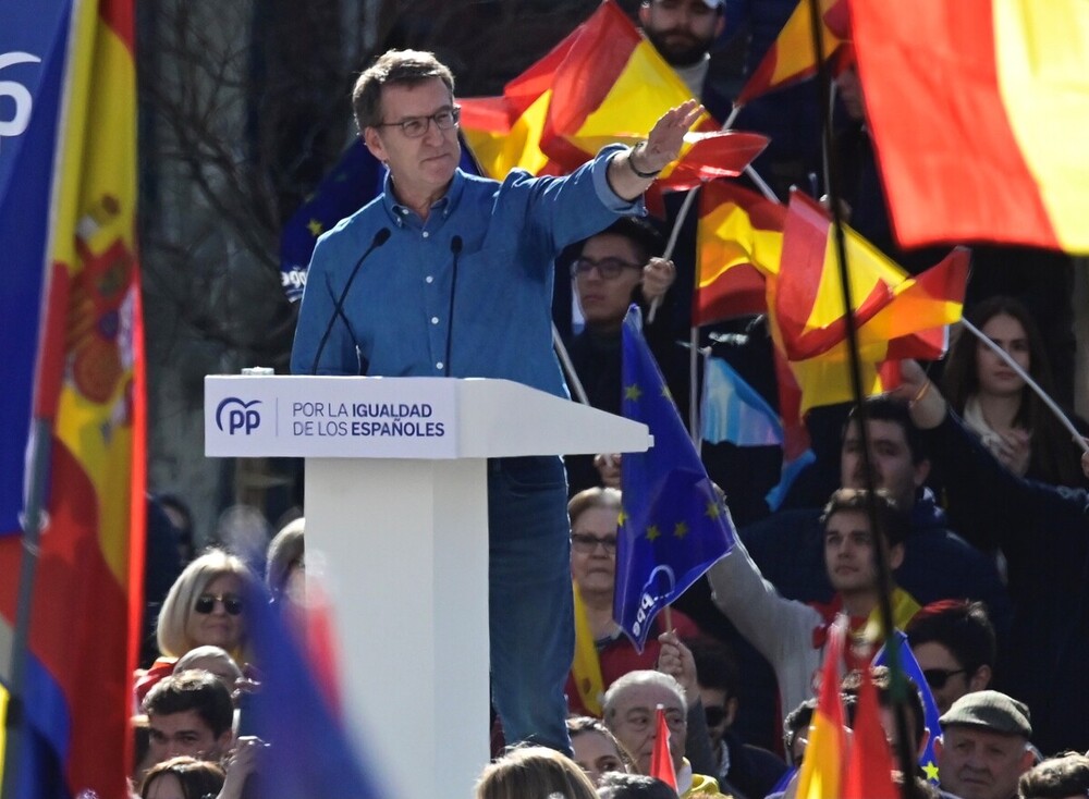 El líder del Partido Popular, Alberto Núñez Feijóo, interviene durante la concentración convocada por el Partido Popular en la Plaza de España