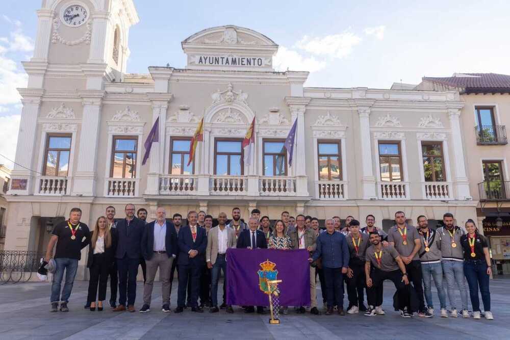Imágenes de las recepciones ofrecidas a la plantilla del BM Guadalajara en el Ayuntamiento y la Diputación.
