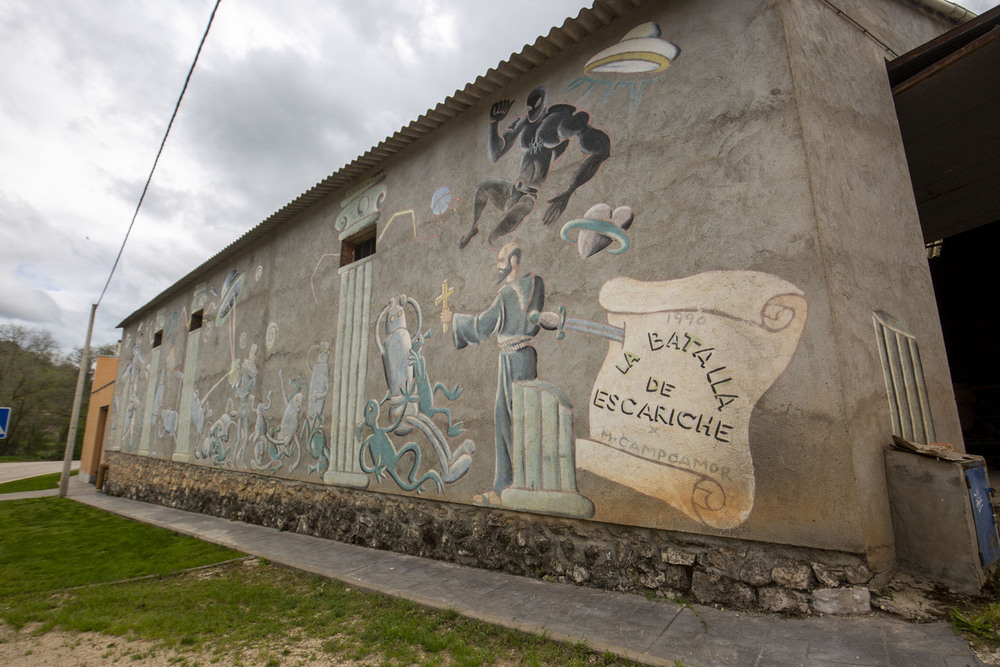 Imagen de los murales que pueden verse en algunas fachadas de Escariche.