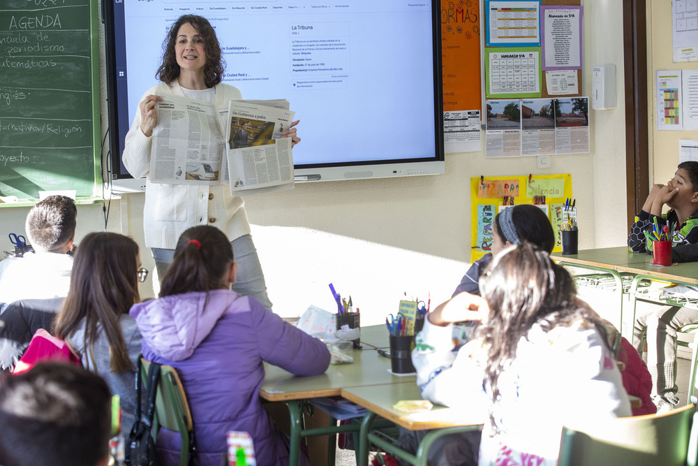 Varias imágenes de las charlas escolares ofrecidas por los profesionales de 'La Tribuna de Guadalajara'.
