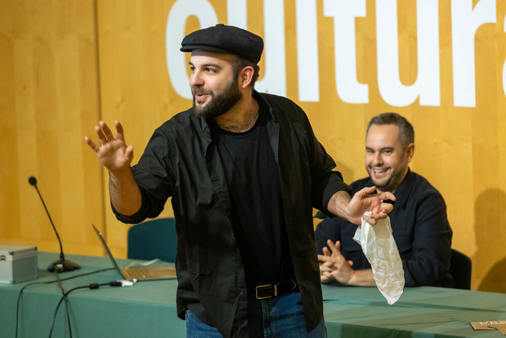 Imágenes del acto de presentación del ciclo 'Por arte de magia' en el que han estado presentes los magos guadalajareños Adrián Vega y Gonzalo Albiñana.