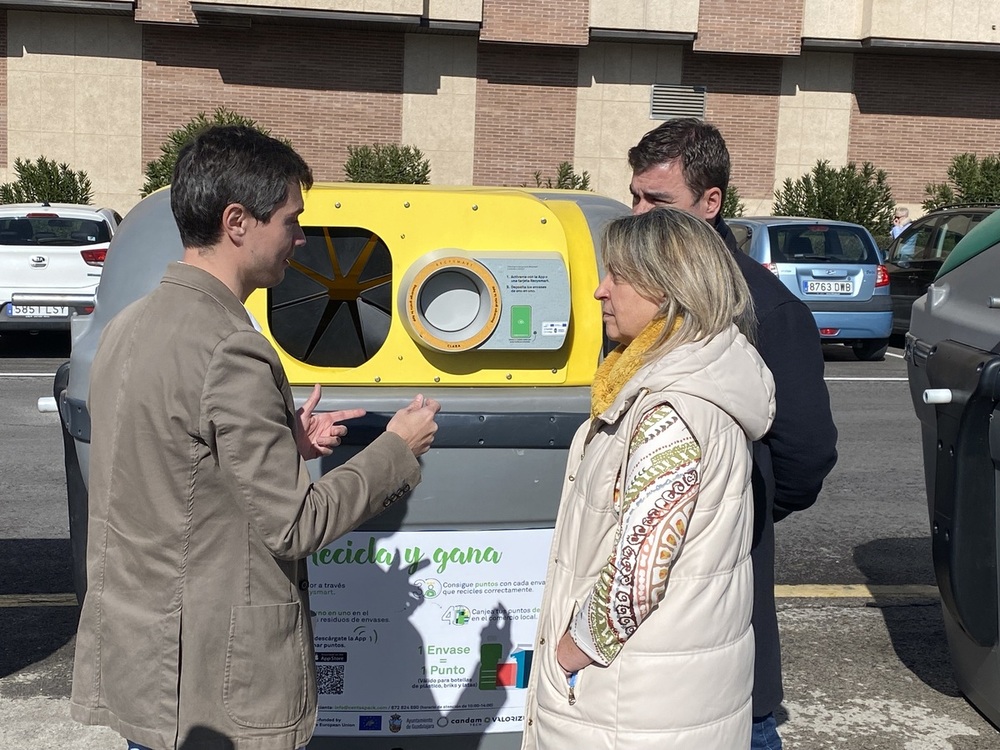 Imágenes de la demostración pública de este nuevo sistema inteligente de reciclado en la que estuvo presente la alcaldesa, Ana Guarinos.