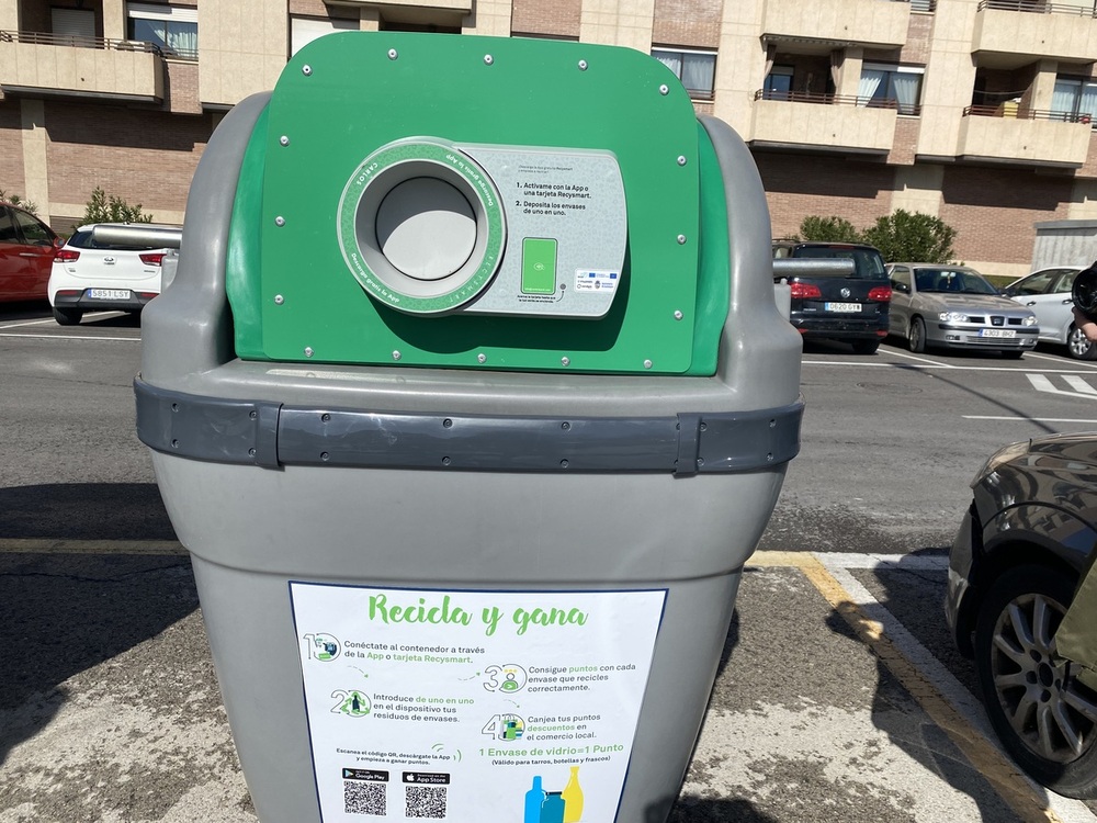 Imágenes de la demostración pública de este nuevo sistema inteligente de reciclado en la que estuvo presente la alcaldesa, Ana Guarinos.