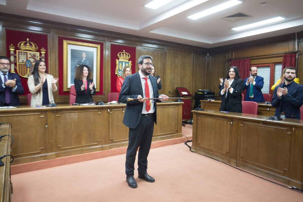 Imágenes de la sesión extraordinaria en la que se refrendó el nombramiento de Miguel Óscar Aparicio con nuevo alcalde de Azuqueca de Henares.