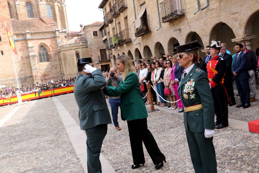 Varias imágenes del acto de celebración del 180 aniversario de la Guardia Civil de Guadalajara en la Plaza Mayor de Sigüenza.