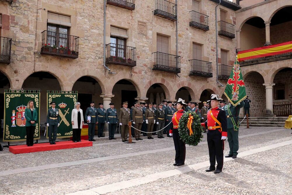 Varias imágenes del acto de celebración del 180 aniversario de la Guardia Civil de Guadalajara en la Plaza Mayor de Sigüenza.