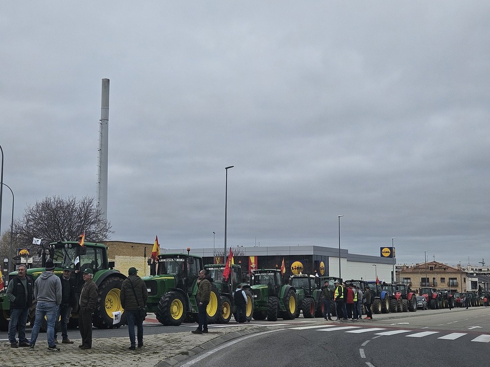 Una columna con más de 200 tractores protesta en Guadalajara