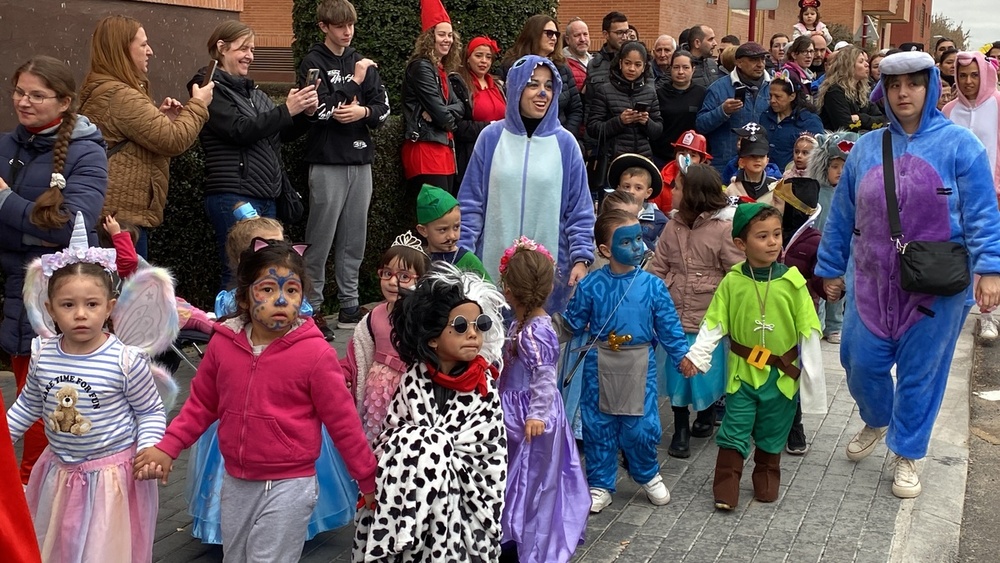 Varias imágenes del desfile de Carnaval celebrado por la comunidad educativa del CEIP Isidro Almazán.