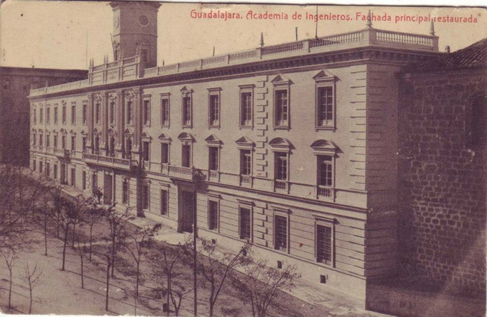 Imágenes antiguas del incendio acontecido en la Academia de Ingenieros Militares hace un siglo, del edificio principal y de un despacho de diplomas a oficiales por parte de Alfonso XIII.