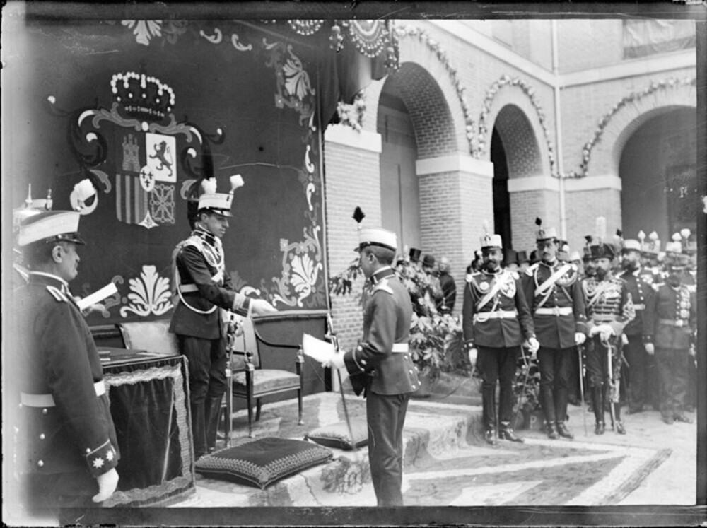 Imágenes antiguas del incendio acontecido en la Academia de Ingenieros Militares hace un siglo, del edificio principal y de un despacho de diplomas a oficiales por parte de Alfonso XIII.