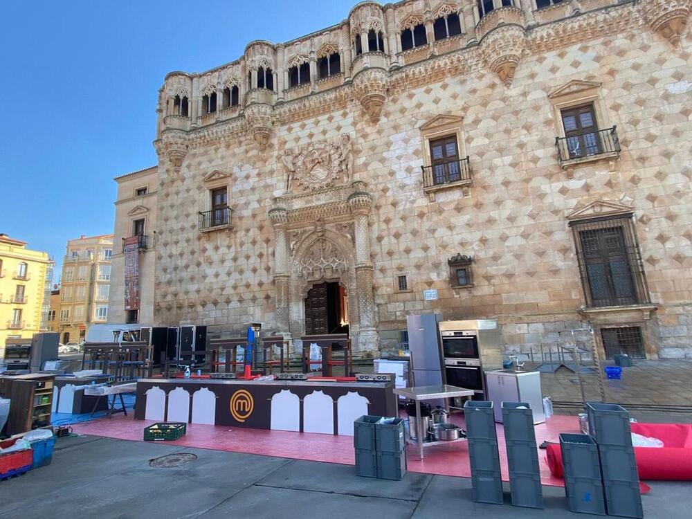 Imágenes de los exteriores del Palacio de Infantado que muestran los preparativos del rodaje de 'MasterChef' en el Palacio del Infantado.