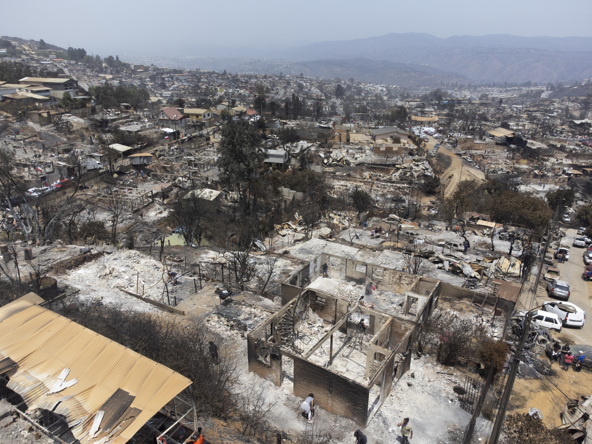 Suben a 99 los muertos en los devastadores incendios de Valparaíso  / ADRIANA THOMASA