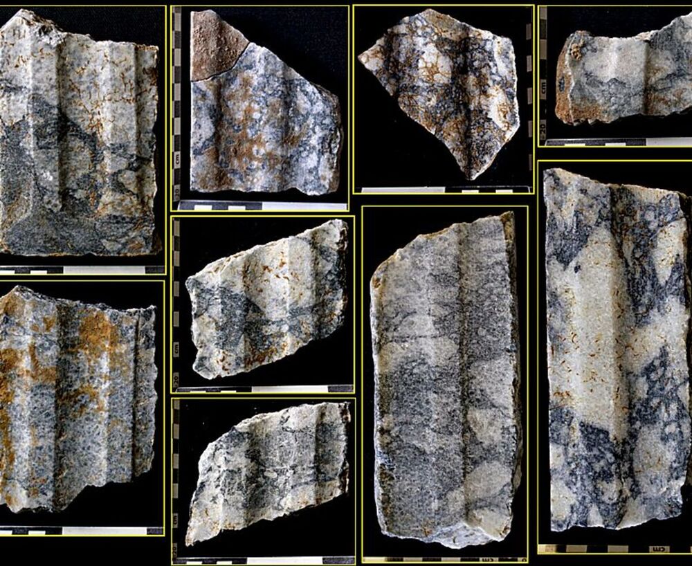 Algunas de las lesenas de mármol gris brechado halladas en las termas de Valeria.
