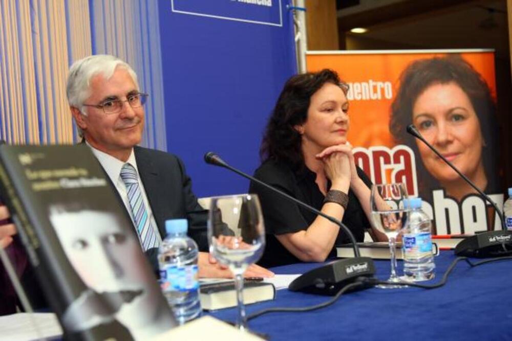 Clara Sánchez, con José María Barreda, durante la presentación en Guadalajara de su novela ‘Lo que esconde tu nombre’ (abril 2010).