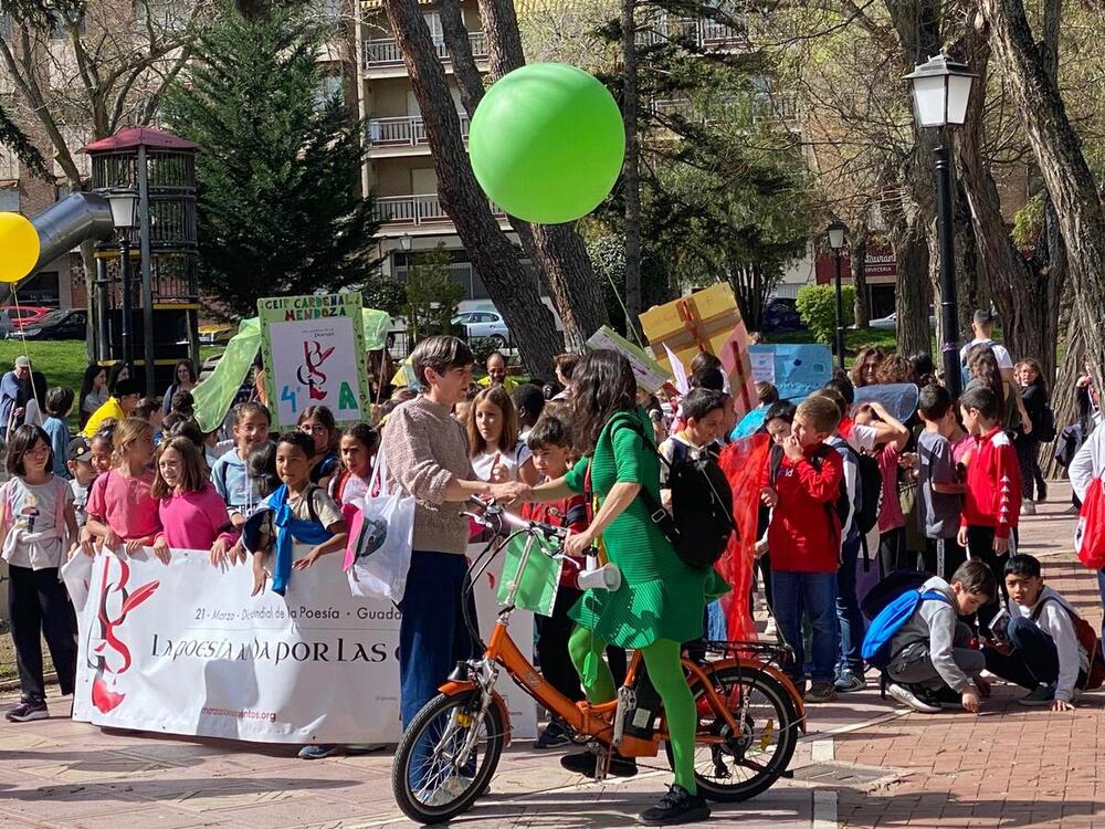 Varias imágenes del acto central del Día de la Poesía celebrado en el parque de La Concordia de Guadalajara.