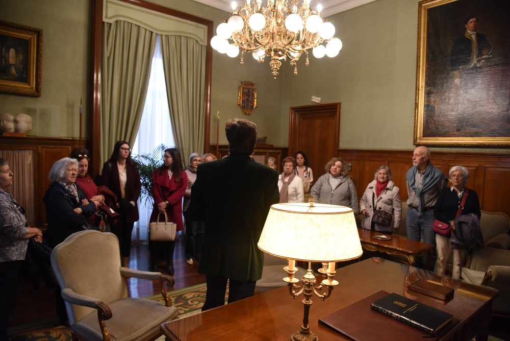 Varias imágenes de la primera de las visitas guiadas por el Palacio Provincial con motivo de los 211 años de la constitución de la Diputación de Guadalajara.
