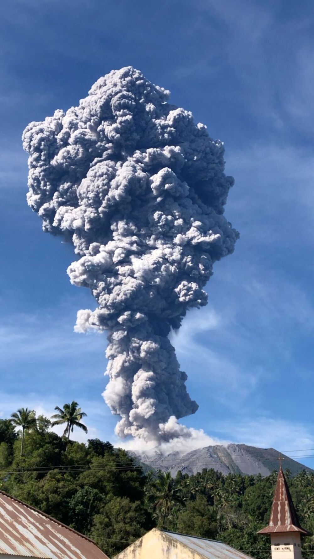 El volcán Ibu vuelve a entrar en erupción en Indonesia
