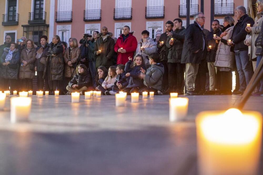 Minuto de silencio y velas encendidas para recordar a las víctimas del 11M