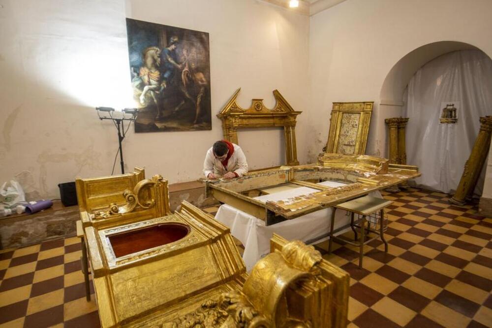 Álvaro Sarmiento trabaja en la restauración de un retablo barroco en Almonacid.