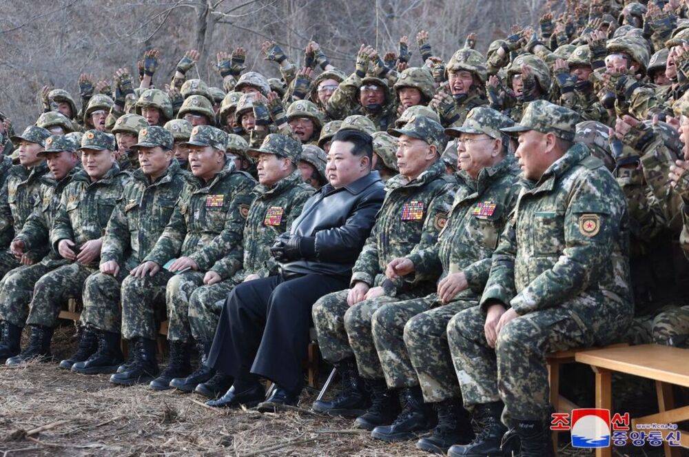 Kim Jong-un pide al Ejército intensificar sus maniobras de guerra