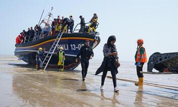 Casi 600 migrantes intentan atravesar el Canal de la Mancha